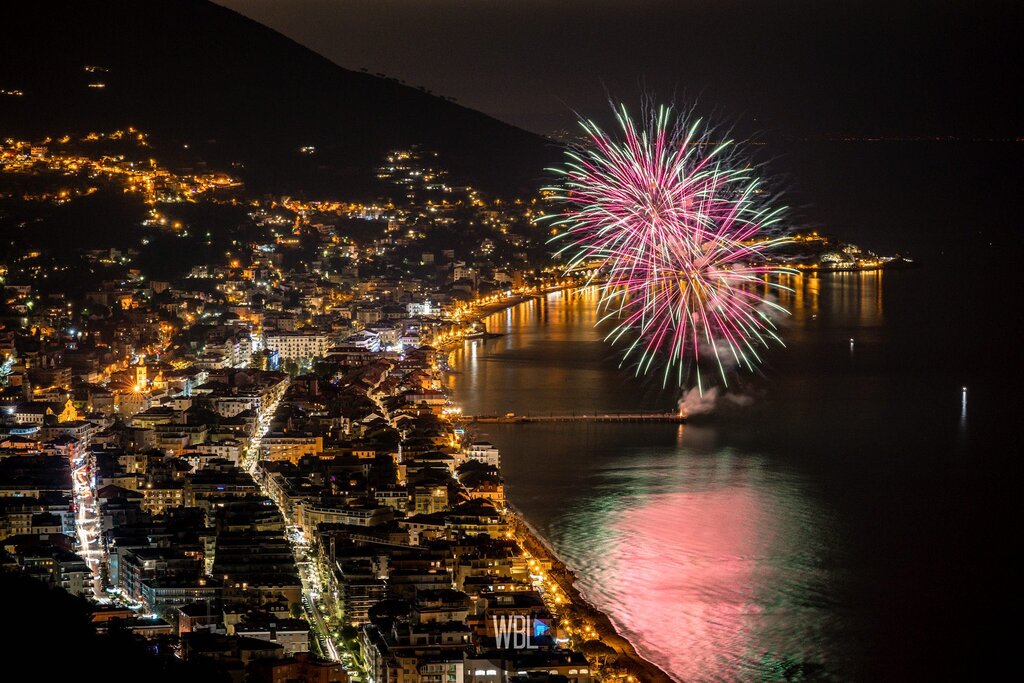 Buon Anno da Alassio con i fuochi d'artificio sul mare | © Archivio foto visitalassio.com